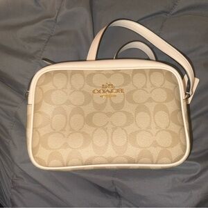 Coach Jamie Crossbody in signature canvas.
Gold/Light Khaki Chalk